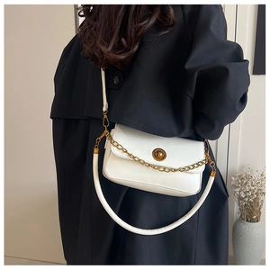Détail du sac carré en cuir PU blanc crème avec chaîne dorée et fermoir pivotant