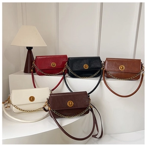 Détail de sacs à bandoulière vintage en cinq couleurs avec chaîne dorée et boucle ronde