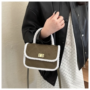 Détail du sac vintage en daim olive avec bordure en fourrure et fermoir rotatif doré