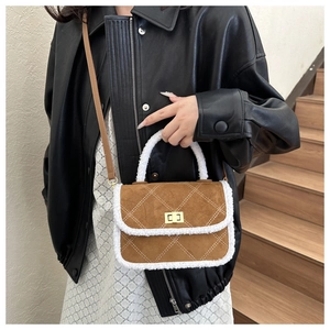 Détail du sac bandoulière en suédine avec bordure en peluche et coutures en losange