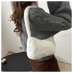 Détail du sac à bandoulière en peluche blanche montrant la texture douce de la fourrure