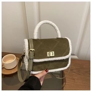 Détail du sac bandoulière en daim vert olive avec bordure en fourrure et fermoir doré