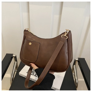 Détail du sac sous le bras demi-lune marron foncé avec poche à bouton doré et fermeture