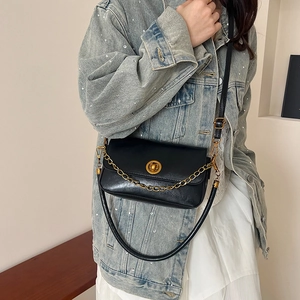 Petit sac bandoulière vintage en cuir noir avec chaîne dorée et fermoir en métal