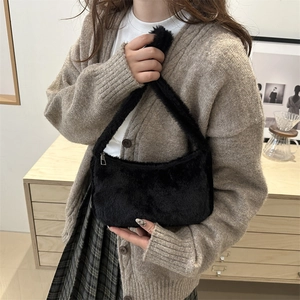 Sac sous le bras en fausse fourrure noire pour femme avec texture douce et zip métallique