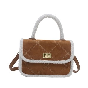 Sac à main vintage en daim marron avec motif matelassé et bordure en fausse fourrure