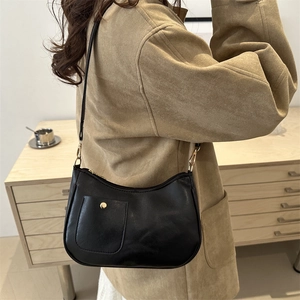 Sac hobo demi-lune noir minimaliste avec boucle dorée et bandoulière pour femme