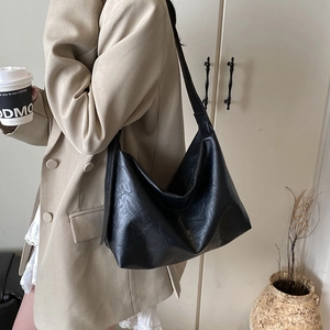Grand sac hobo noir minimaliste en cuir synthétique souple pour un usage quotidien décontracté