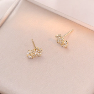 Elegant gold flower stud earrings with freshwater pearls and sparkling crystals