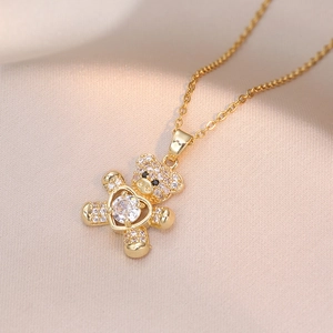 Pendentif ours en or avec cristaux pavés étincelants sur fond de soie luxueuse