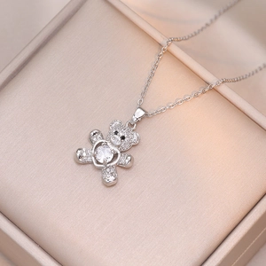 Collier pendentif ours élégant avec pierre de zircone étincelante sur boîte en soie rose