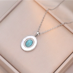 Collier élégant en argent avec pendentif turquoise ovale et halo de zircon sur écrin