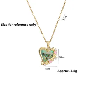 Detailopname van hartvormige hanger met kleurrijke abalone schelp en roze zirkoon