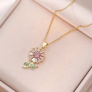Élégant collier tournesol doré avec cœur en cristal violet et feuilles vertes sur velours