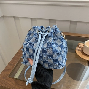 Sac seau en jean à damier bleu et blanc avec bords effilochés et cordon de serrage