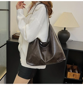 Vue détaillée du grand sac cabas marron foncé avec texture cuir mat vintage