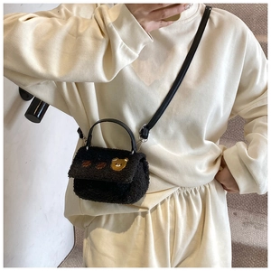 Detail der schwarzen Sherpa-Tasche mit süßem Bären-Stickerei und Leder-Schultergurt-Design