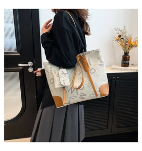 Détail du sac cabas en toile avec bordure en cuir marron et motif géométrique sur mannequin