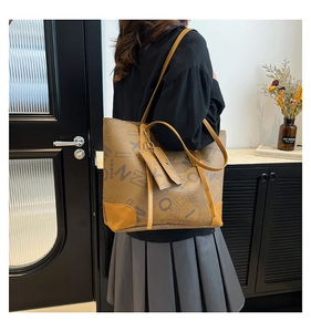 Détail du sac cabas marron avec imprimé lettres bleues et petite pochette assortie amovible