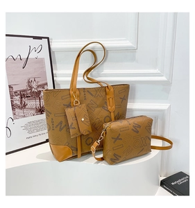 Détail d'un ensemble de trois sacs à main marron kaki avec des motifs de lettres