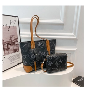 Vue détaillée du lot de 3 sacs à imprimé monogramme noir et garniture en cuir brun