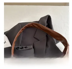 Détail du sac cabas en similicuir marron avec bandoulière large et coutures précises