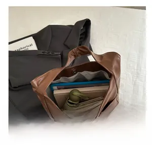 Vue intérieure du grand sac cabas en cuir PU marron montrant sa capacité de rangement spacieux