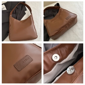 Détail du grand sac hobo en cuir PU marron avec fermoir magnétique et étiquette de mode