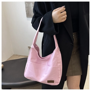 Sac hobo rose en nylon porté épaule avec poche latérale et étiquette de marque