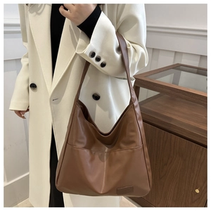 Grand sac fourre-tout Hobo marron en similicuir porté à l'épaule au design souple et chic