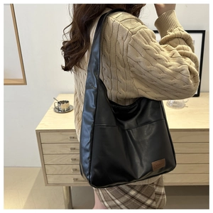 Grand sac fourre-tout en cuir PU noir avec étiquette porté à l'épaule pour femme