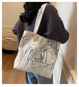 Borsa tote in tela bianca con stampa artistica astratta e ciondolo a forma di agnello