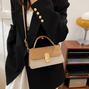 Sac bandoulière bicolore élégant avec rabat en cuir marron et texture tissée beige