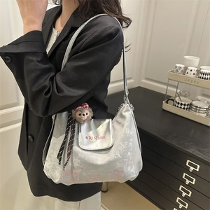 Silberne Metallic-Einkaufstasche mit Cartoon-Stickerei und Plüschtier-Anhänger