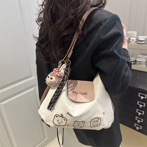 Weiße Halbmond-Canvas-Tasche mit Bärenstickerei und einem niedlichen Plüschtier-Anhänger