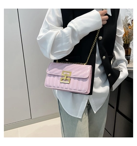 Detail der hellrosa Lackleder-Umhängetasche mit vertikaler Steppung und goldener Kette