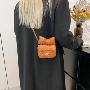 Mini oranje gewatteerde leren crossbody tas met strikaccent en gouden ketting