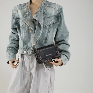 Fashionable leopard print crossbody bag with gold chain strap for casual styling