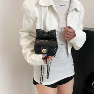 Mini zwarte gewatteerde crossbody tas met een grote strik en gouden ketting
