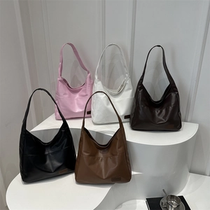 Grands sacs cabas hobo en cuir PU en cinq couleurs neutres sur des supports géométriques