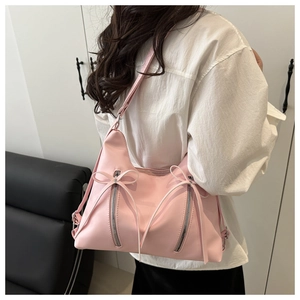 Détail du sac cabas en PU rose avec fermetures éclair décoratives et rubans à nœuds