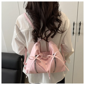 Detailansicht eines rosa Schleifen-Rucksacks mit Doppelreißverschluss am Rücken