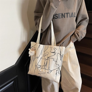 Borsa tote minimalista in tela con stampa astratta e ciondolo in peluche per le donne