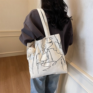 Borsa tote in tela bianca con grafica artistica astratta nera e ciondolo di peluche