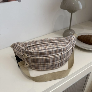Bolso de pecho minimalista a cuadros beige con correa ajustable y cremallera triangular