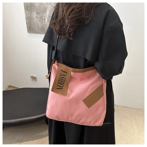 Sac fourre-tout en toile rose avec lanières brunes et écusson FASHION porté en bandoulière