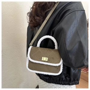 Détail du sac matelassé vert olive avec bordure en fausse fourrure et fermoir doré