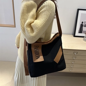 Grand sac fourre-tout en toile noire avec bordure marron pour femme style chic décontracté