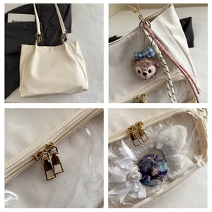 Λεπτομέρεια κρέμας Ita τσάντας με διαφανές παράθυρο PVC και χρυσά φερμουάρ