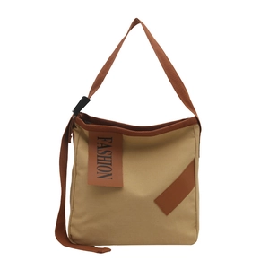 Sac fourre-tout minimaliste en toile kaki avec garniture brune et bandoulière